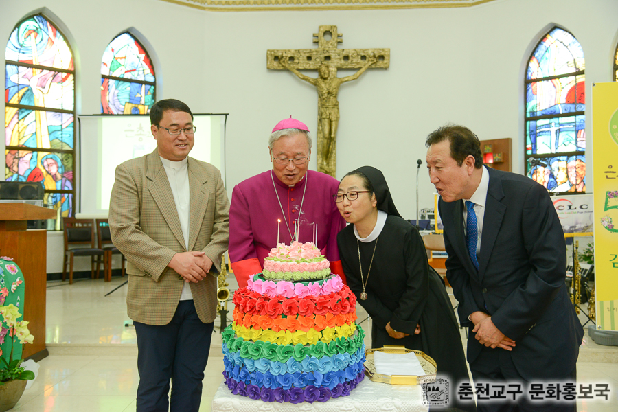 28 기념식 축하 케익 컷팅식.jpg