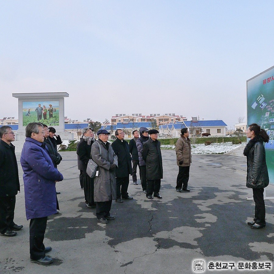 20151203 장천 협동농장 설명듣는 방문단.JPG