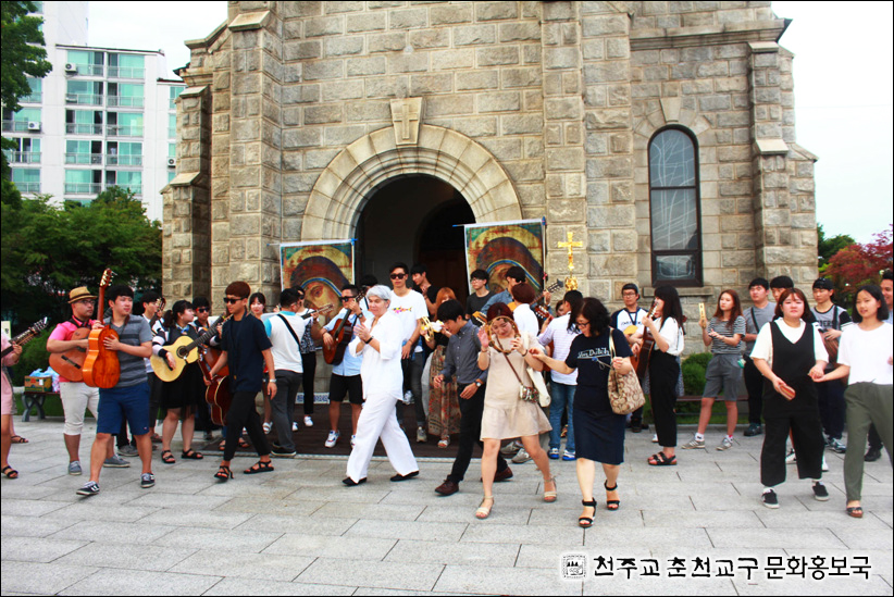 성당앞노래춤.jpg